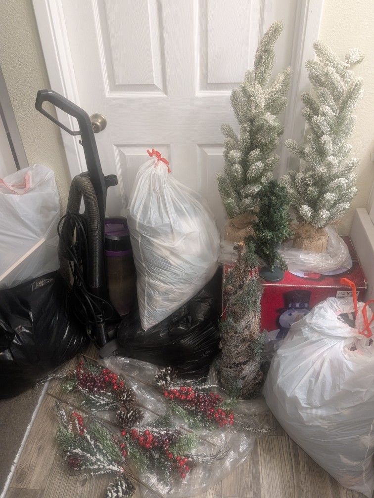 Christmas Tree Light up Snowman Clothes Vacuum LOT SET RESALE $70 obo