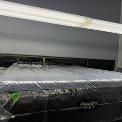 QUEEN SIZE SIMMONS BEAUTYREST BLACK SERIES 3 (FIRM) MATTRESS & BOX SPRING BED SET