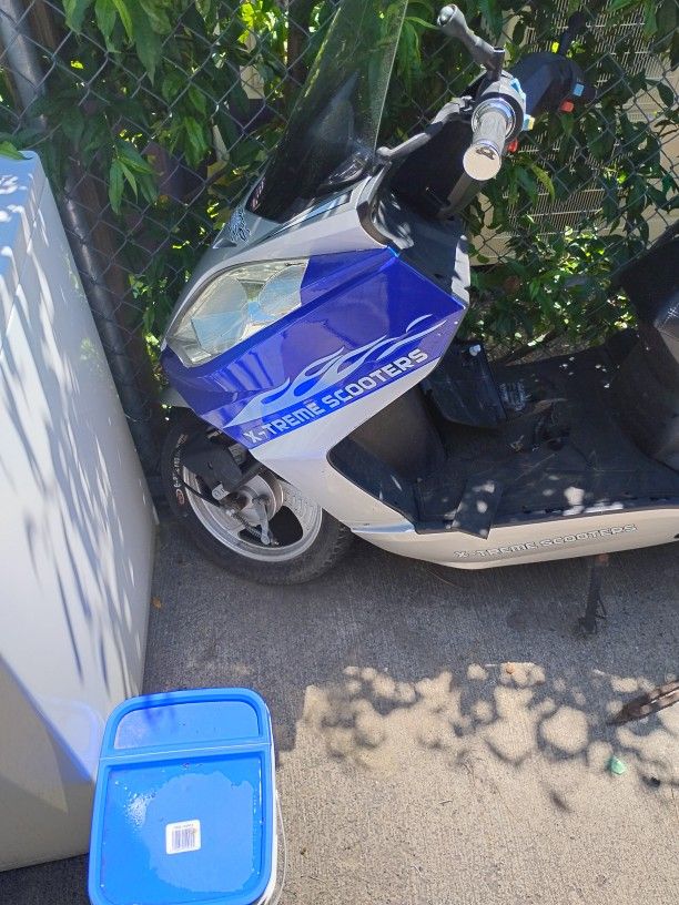 X -treme Scooters Lithium Powered XB-700