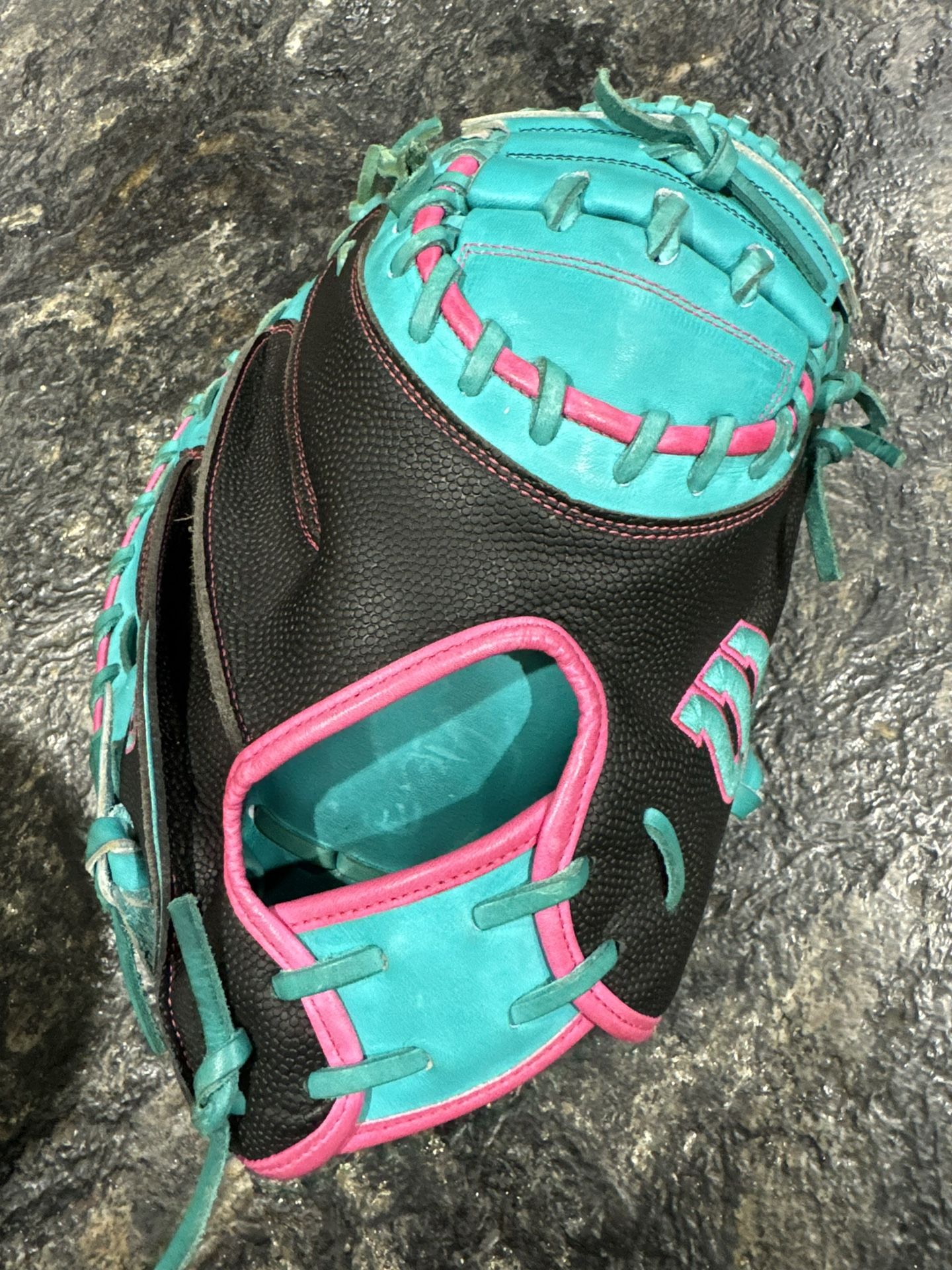 Wilson 33" A2000 Catcher's Mitt