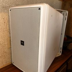 JBL Subwoofer compacto 
