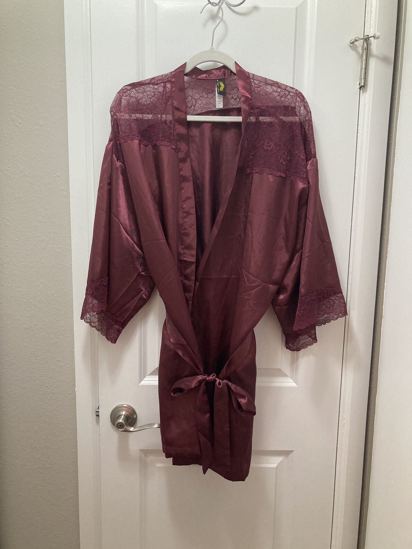 Sexy Never Worn Purple Lace 3/4 Sleeves Robe