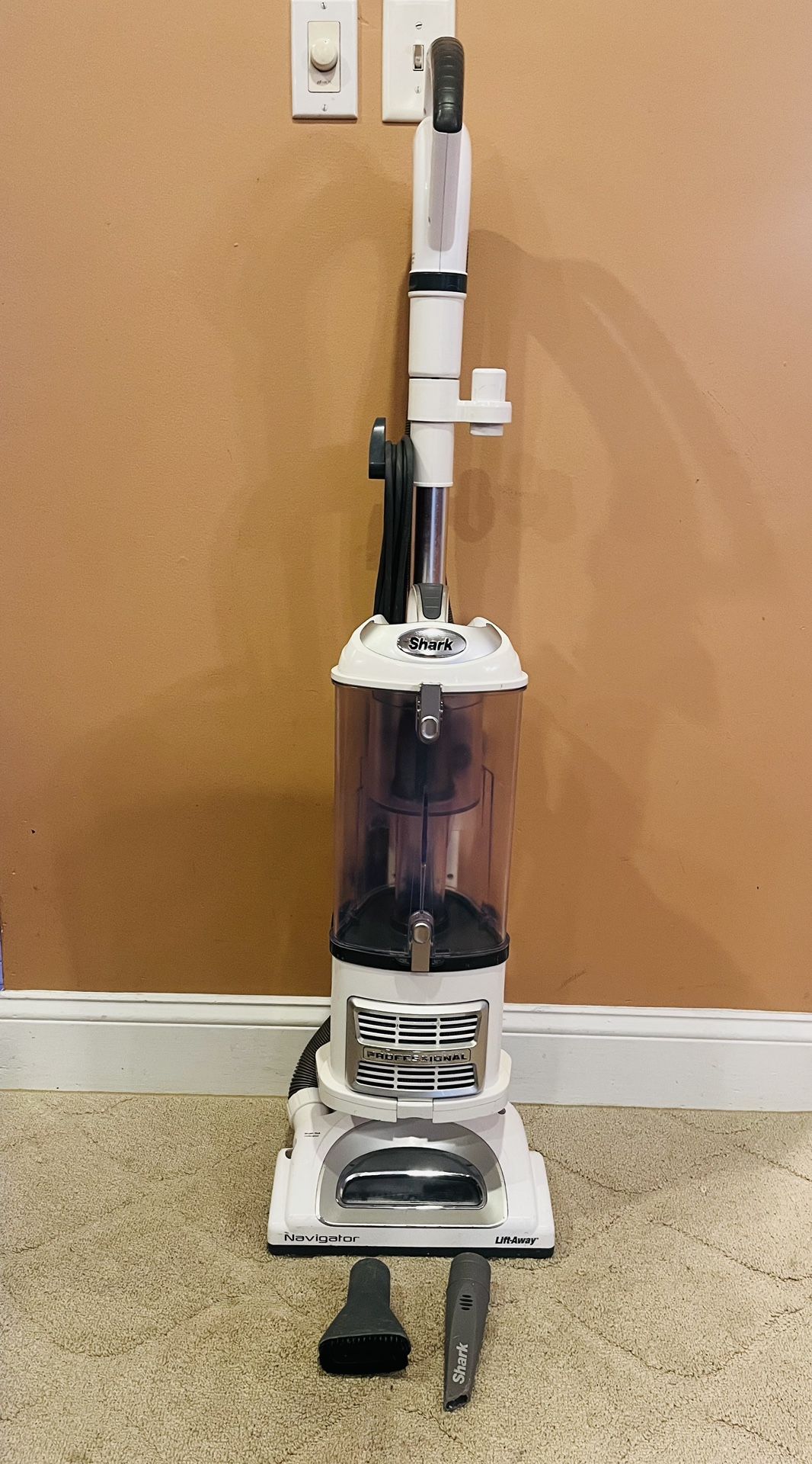 White Shark Navigator Lift Away With Attachments