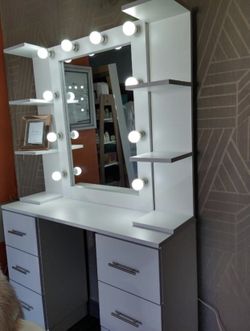 Brand new vanity mirror,desk and tower 💕🎃👻👻
