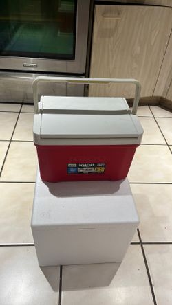 Igloo Cooler 13 Cans 9 Quart plus a nice disposable
