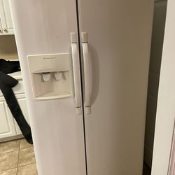 Fridgidaire Refrigerator 