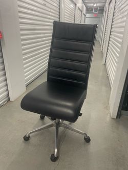Black leather swivel office desk chair