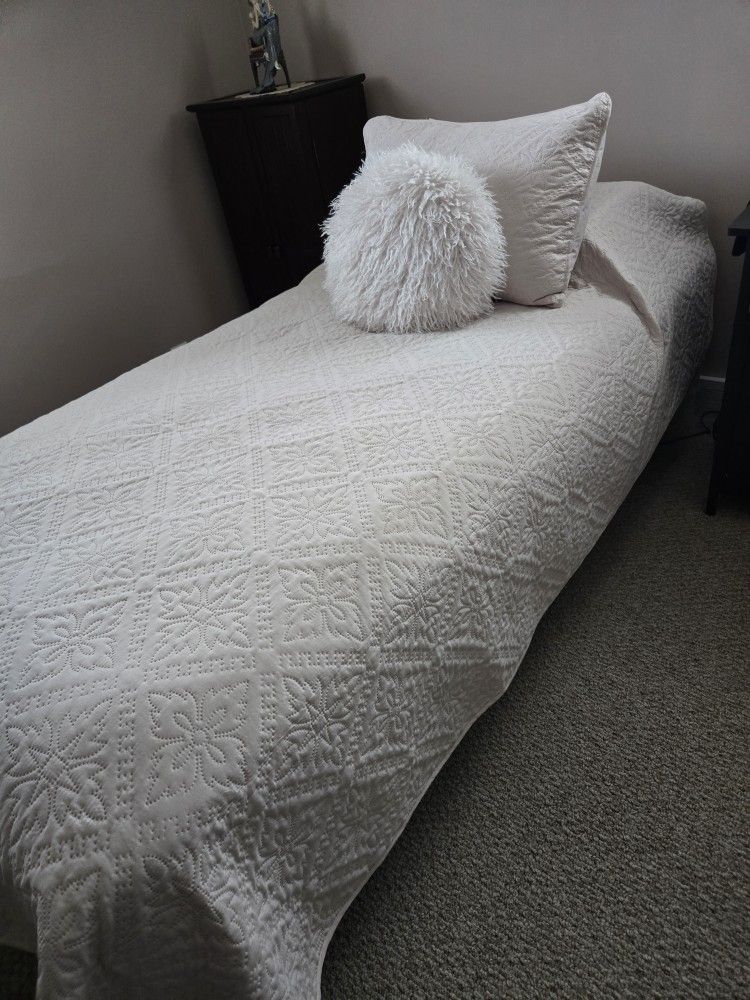 Twin Comforter Set W/Sham & Decorative Pillow Color Beige