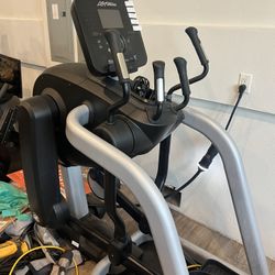 Life Fitness - Platinum Club Series Elliptical 