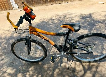 Bicicleta , bolsa y casco