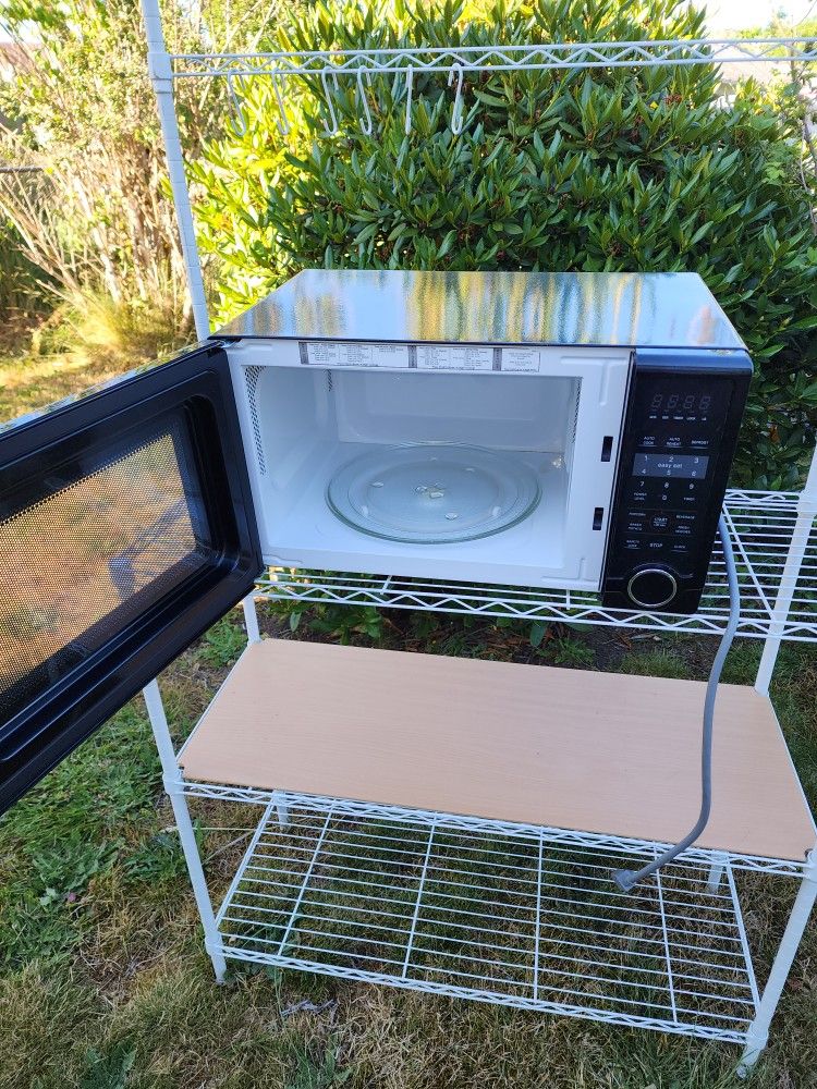 Bakers Rack And 1100 Watt Microwave