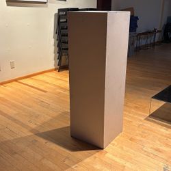 PEDESTAL DISPLAY WHITE 