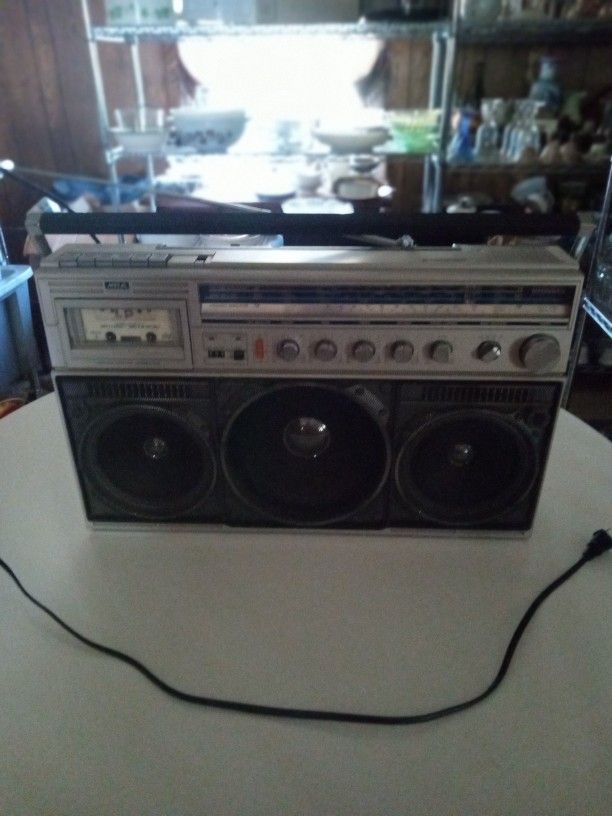 Vintage 80"s Magnavox D8443 Boom Box