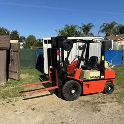 Nissan Forklift (READ LISTING)