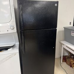 GE black top-freezer refrigerator- Excellent Condition 