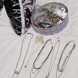 Se Vende Jolleria De Fantasía Usada En Buenas Condiciones 