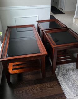 Coffee table 2 matching end tables. Living room tables