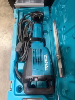 Makita 14 Amp 1-1/8 in. Hex Corded Variable Speed 35 lb. Demolition Hammer w/ Soft Start, LED, (1) Bull Point and Hard Case Good Condition Like New