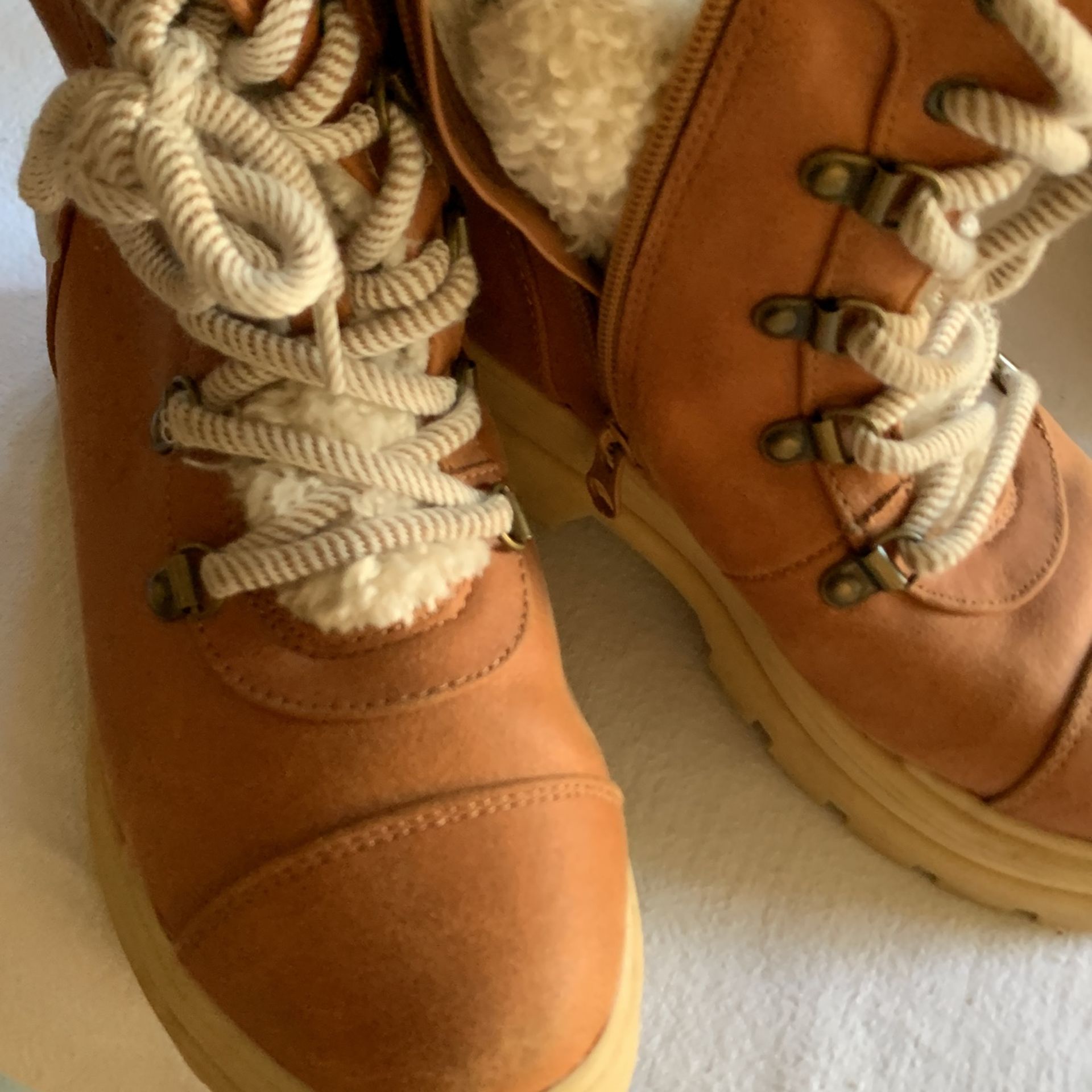 Pre-owned girls boots size 2 In excellent condition Textile and faux upper Faux fur lining textile socks