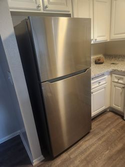 INSIGNIA STAINLESS STEEL REFRIGERATOR