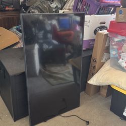 LG Tv. Broken. Can be used for parts