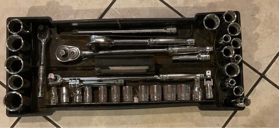 Snap on tools 3 ratchet,4 extensions, 1 swivel breaker bar,  2 set of sockets selling altogether firm