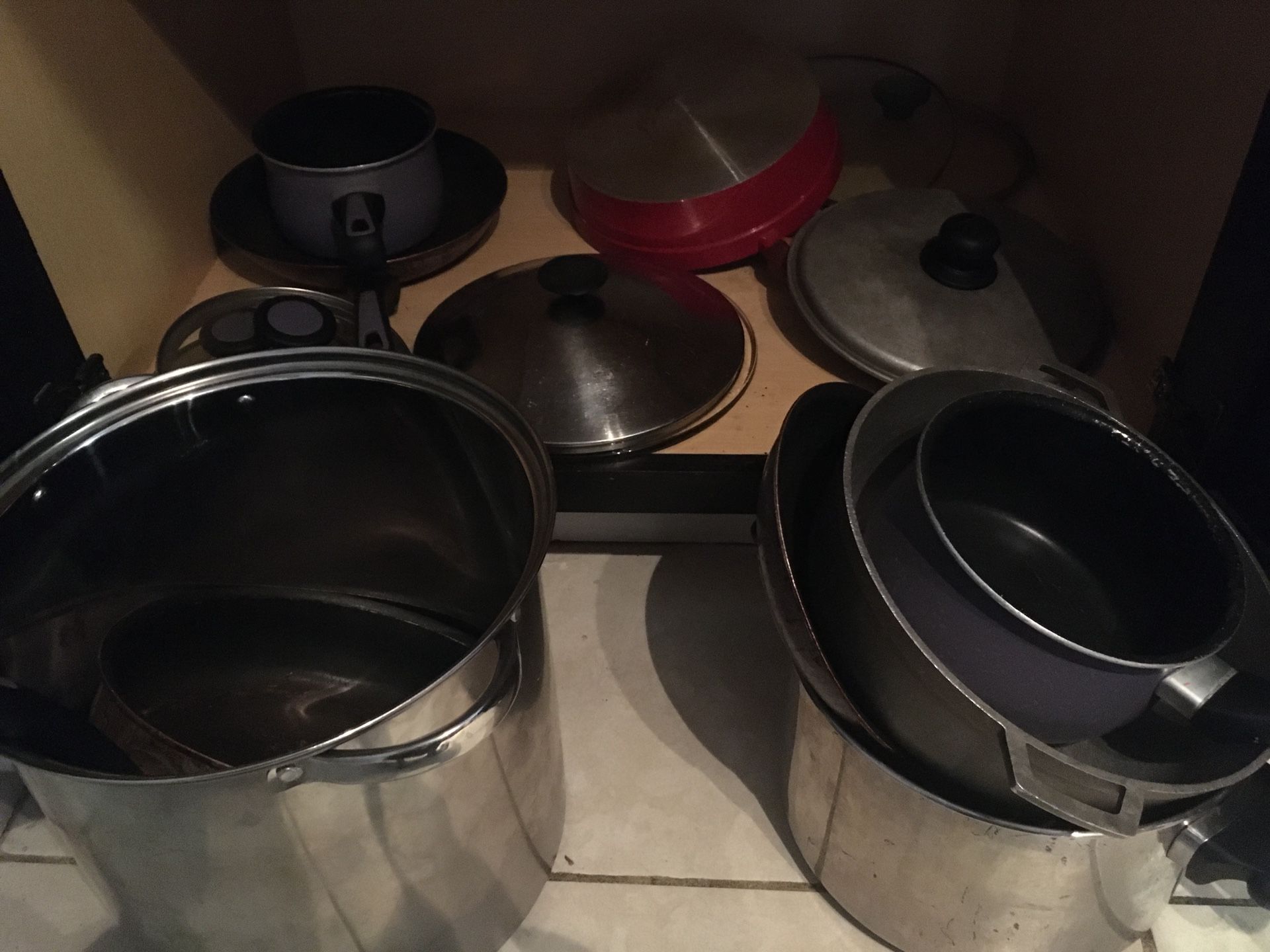 Pots pans and lids set