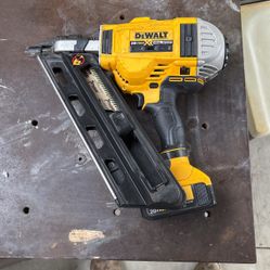 Dewalt 21 Gauge Nail Gun With Battery 