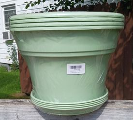 NEW LARGE GREEN PLASTIC INDOOR/OUTDOOR PLANTER /SAUCER