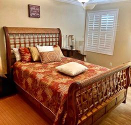 Queen size Bedroom Set ( deliver available)