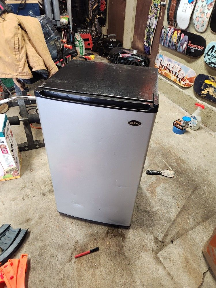 Sanyo Mini Fridge