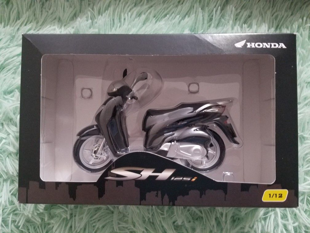 Motorcycle Scooter Honda SH125i 1/12 Scale