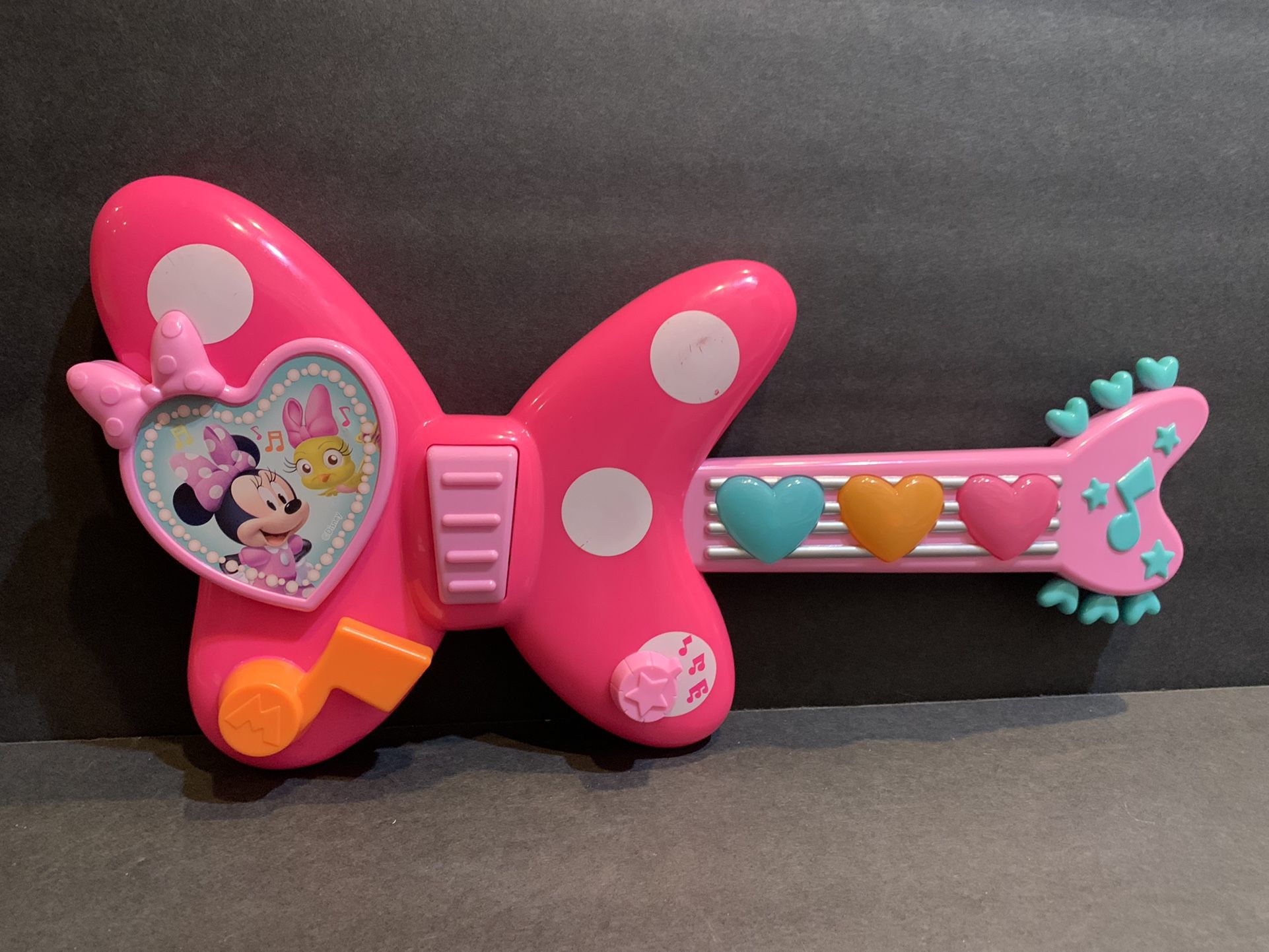 DISNEY MINNIE MOUSE LIGHT UP GUITAR! HEART MINNIE TALK! GUITAR HEART  BUTTONS LIGHT UP AND PLAYS DIFFERENT SONGS! 