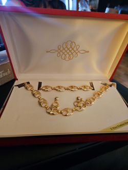 Vintage jewelry set.