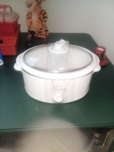 WestBend Crockery Cooker Broken Lid Still Functions , Rubber on bottom  of Crock  are Missing. Cash 
