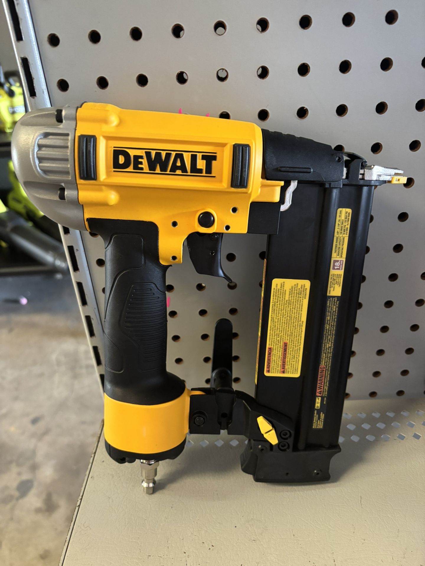 Dewalt 18G Brad Nailer 