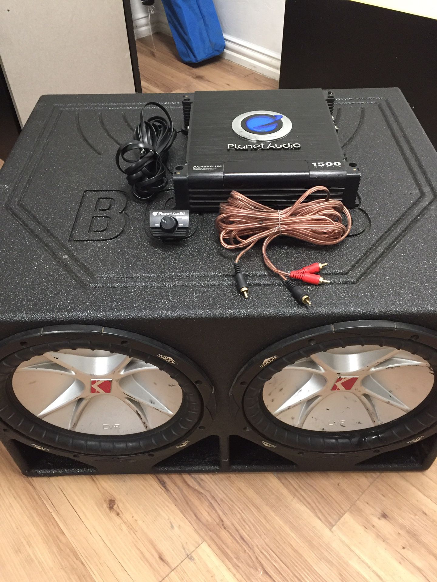 2 kicker cvr 12”s in Pro Box &1500.1 watt Planet Audio amp