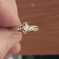  Size 7-10K.engagement ring