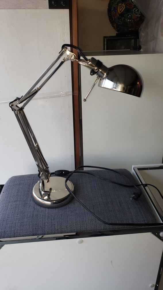 Adjustable desk lamp