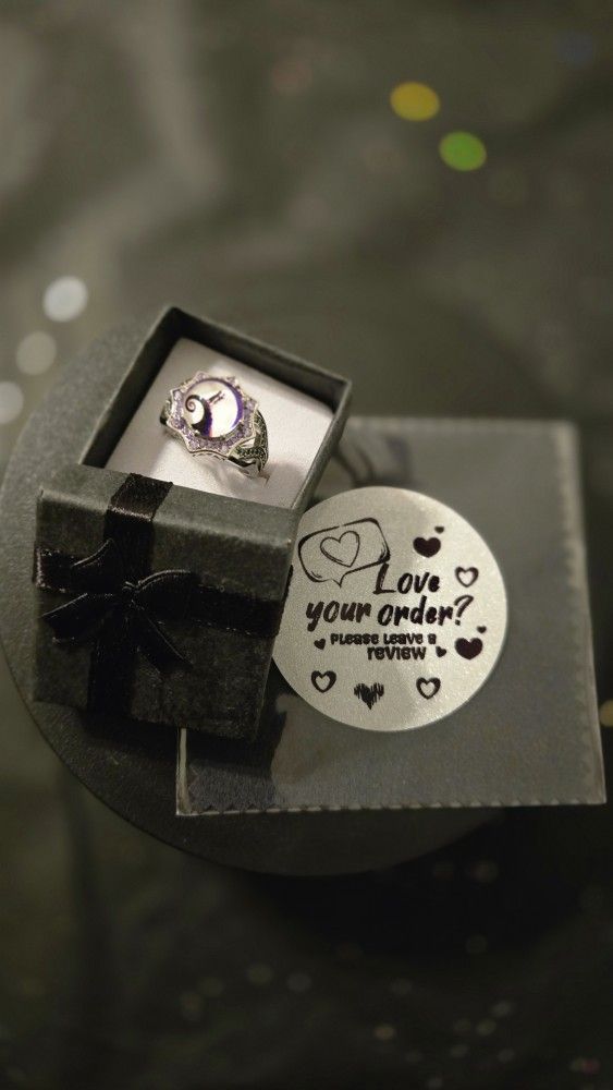 NEW Size 7 Nightmare Before Christmas Ring
Comes with the black ring box that you see in the pictures. Also comes with a black cleaning cloth. 