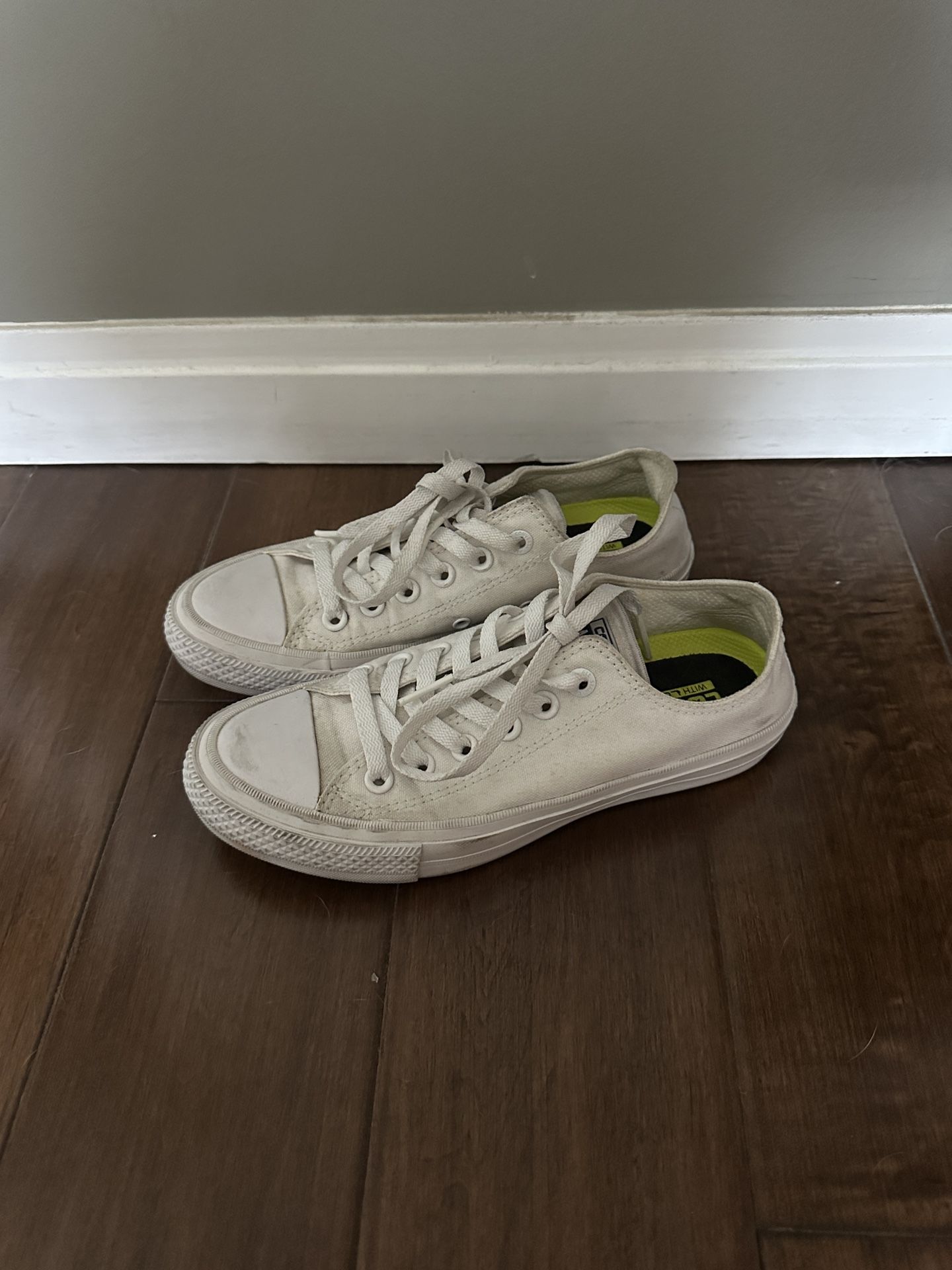Converse Women’s White Chucks With Lunarlon Size 7