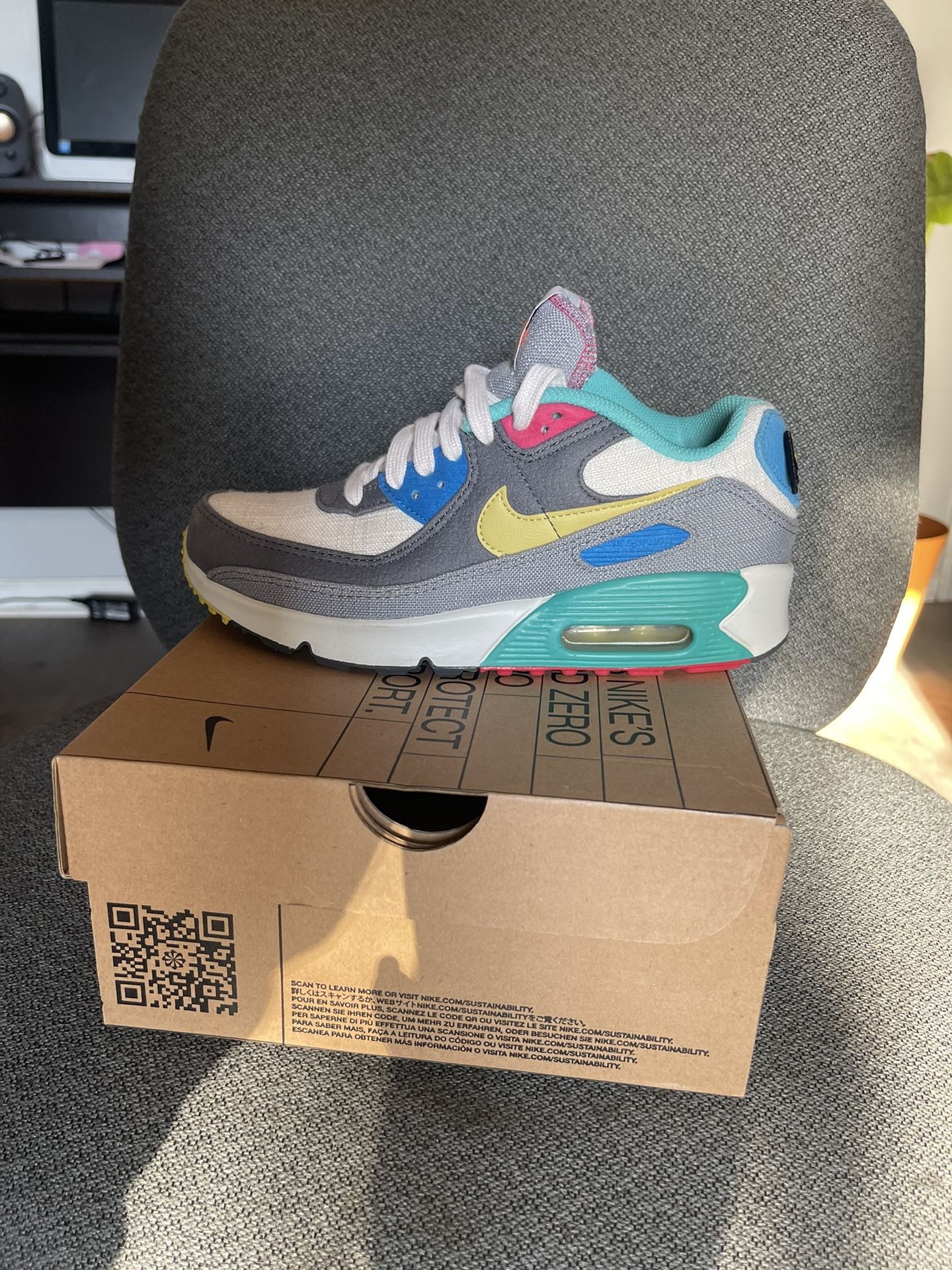 LIKE NEW WOMEN AIRMAX…SIZE 5…$75