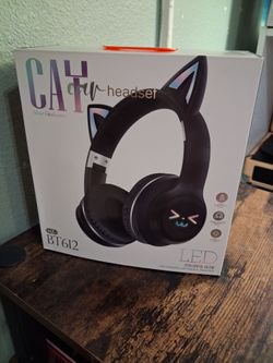 Black kitty Bluetooth headphones