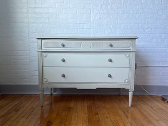 Avenue Montaigne Dresser