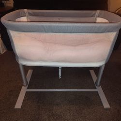 Like New Adjustable Baby Bassinet 