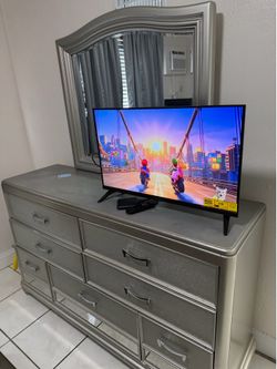 Used queen diamond bedroom set by Ashley furniture