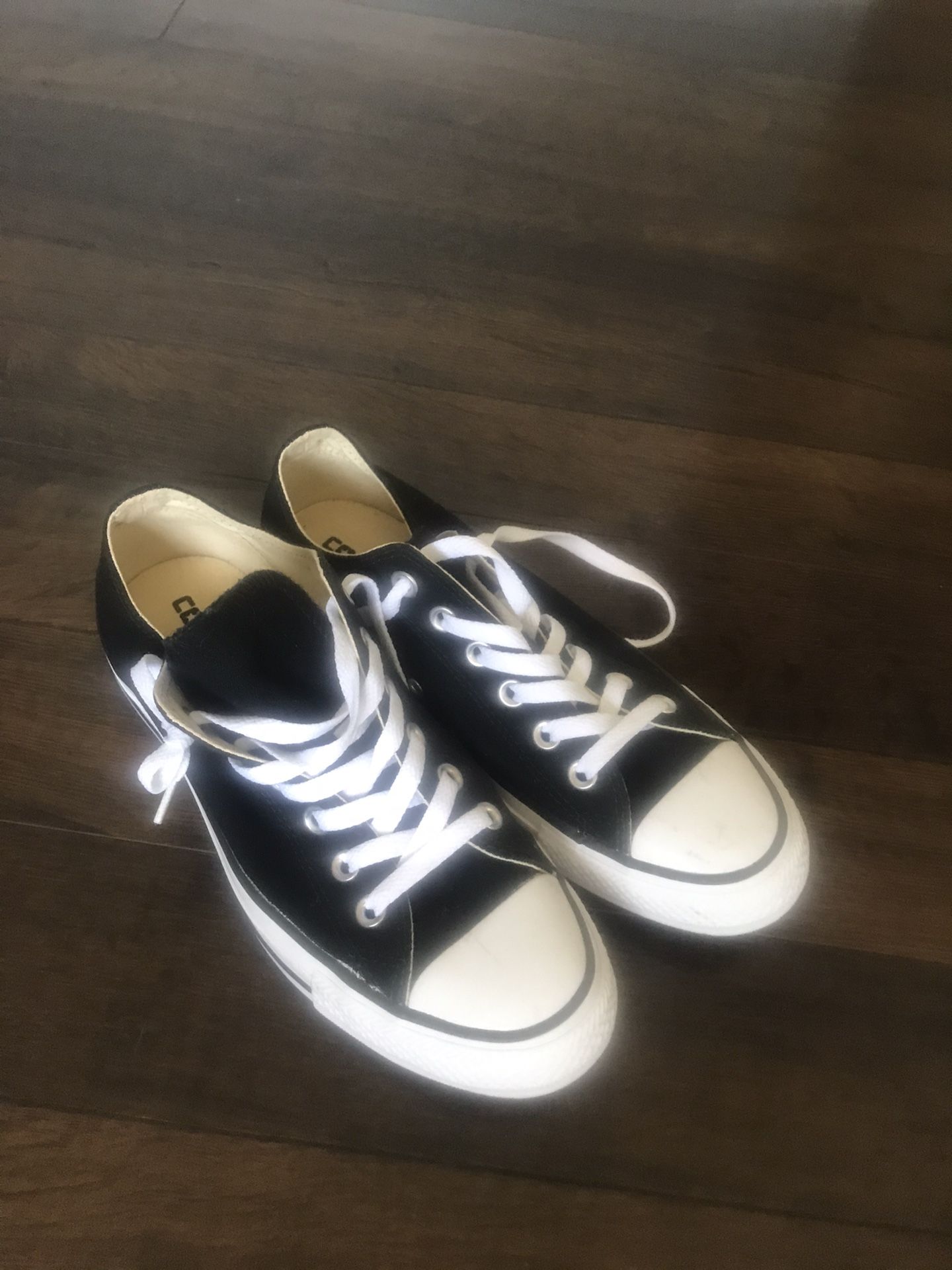 Woman’s Converse Size 8
