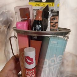 New Packaged And Sealed 😊 Let Me Know What Makeup Basket You Are Interested In. 😊 Dejenme Saber En Cúal Cubeta De Maquillaje Quiere😊