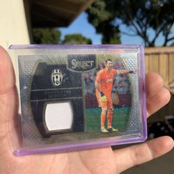 2016-17 Panini FIFA Select Juventus Gianluigi Buffon Game Used Patch 