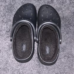 Black Crocs w/fur in a size 7 ( no box ) 